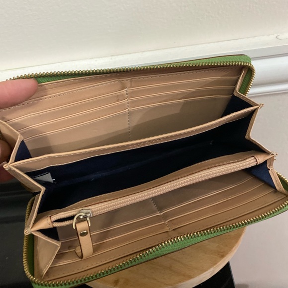 Kate Spade green leather  zip around wallet - Picture 5 of 7